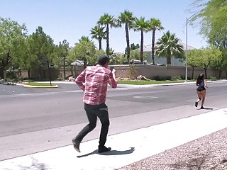 Pelinegra tetona y tatuada follada en la cama